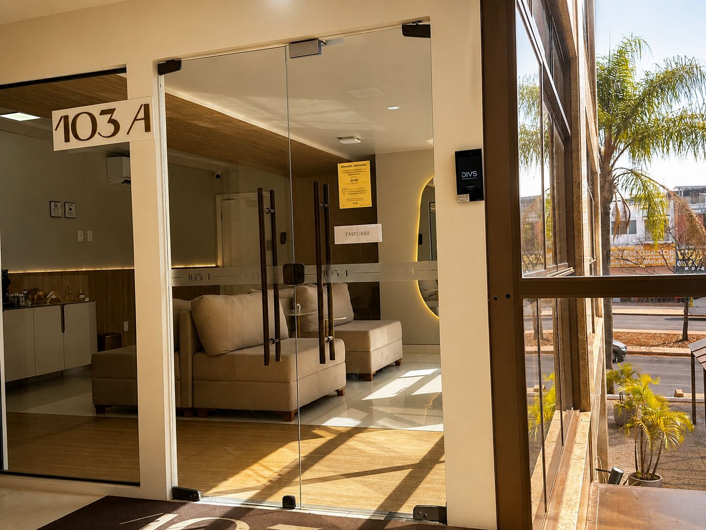 Entrada da recepção 103 A do Coworking HOF Unitycom na Asa Norte